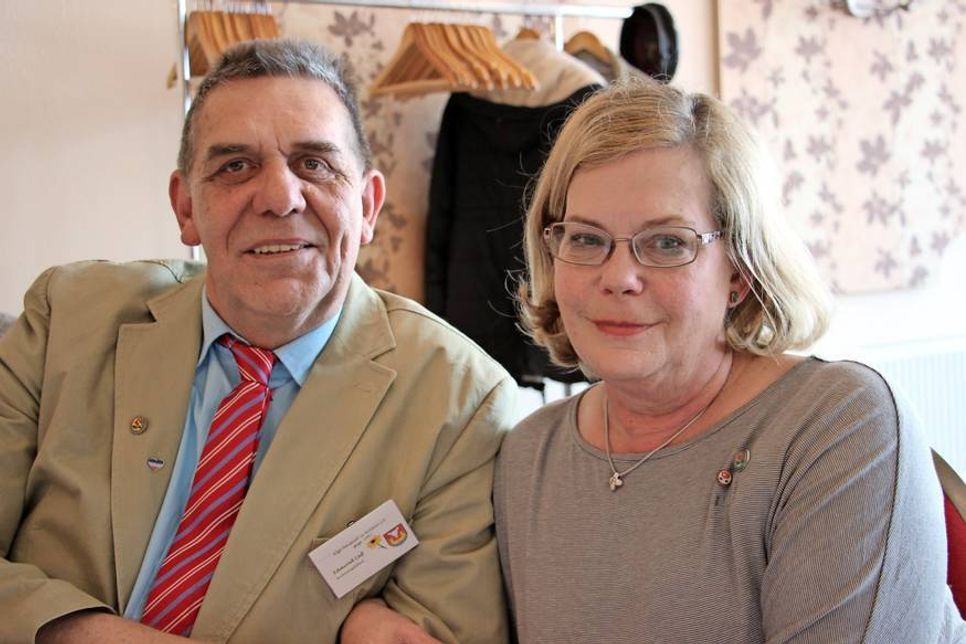 Edmund Laß (Rechnungsführer der Neustädter Kleingärtner) und 1. Vorsitzende des Kreisverbandes Monika Schlichting.