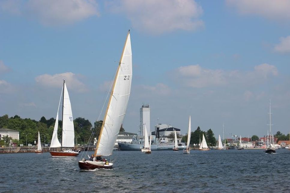 Zahlreiche Zuschauer an Land verfolgten das Ein- und Auslaufen der schönen Schiffe, entlang des Jungfernstieges oder vom Strandbad Neustadt aus.