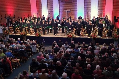 66 Musikerinnen und Musiker sorgten für einen Konzertgenuss der Extraklasse. (Foto: Ramon Stühmer)