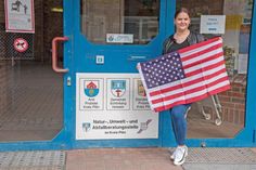 Alma Weber aus Laboe reist in ein Jugend Camp von Lions International in Tucson in Arizona. Bürgermeister Peter Kokocinski hat sie vor dem Schönberger Rathaus verabschiedet.