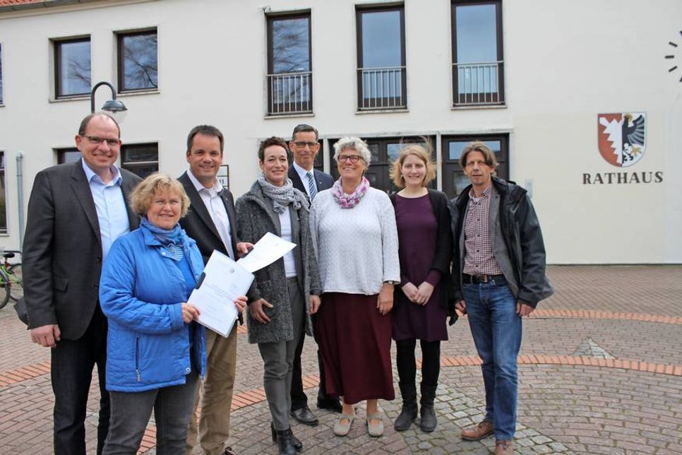 Bei der Übergabe der Listen: Martin Liegmann, Mechtild Piechulla, Mark Burmeister, Ulrike Jürgens, Markus Dusch, Christine Crohn, Julia Kocks und Matthias Thoms (v. lks.).