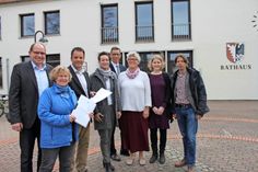 Bei der Übergabe der Listen: Martin Liegmann, Mechtild Piechulla, Mark Burmeister, Ulrike Jürgens, Markus Dusch, Christine Crohn, Julia Kocks und Matthias Thoms (v. lks.).
