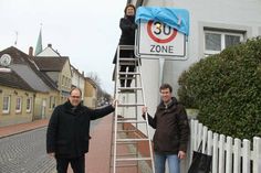 Auch in der Waschgrabenstraße hat der Bauhof das neue Straßenschild schon aufgestellt. Bürgermeister Mirko Spieckermann, AfgA-Vorsitzende Beatrix Spiegel und Amtsleiter Klaas Raloff (v. lks.) packten mit an.