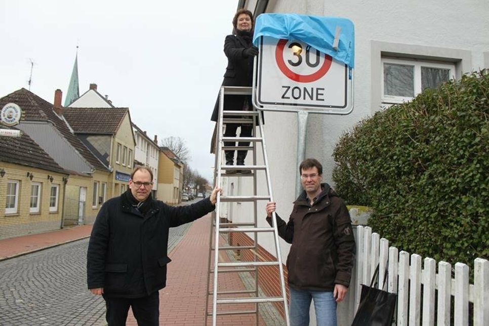 Auch in der Waschgrabenstraße hat der Bauhof das neue Straßenschild schon aufgestellt. Bürgermeister Mirko Spieckermann, AfgA-Vorsitzende Beatrix Spiegel und Amtsleiter Klaas Raloff (v. lks.) packten mit an.