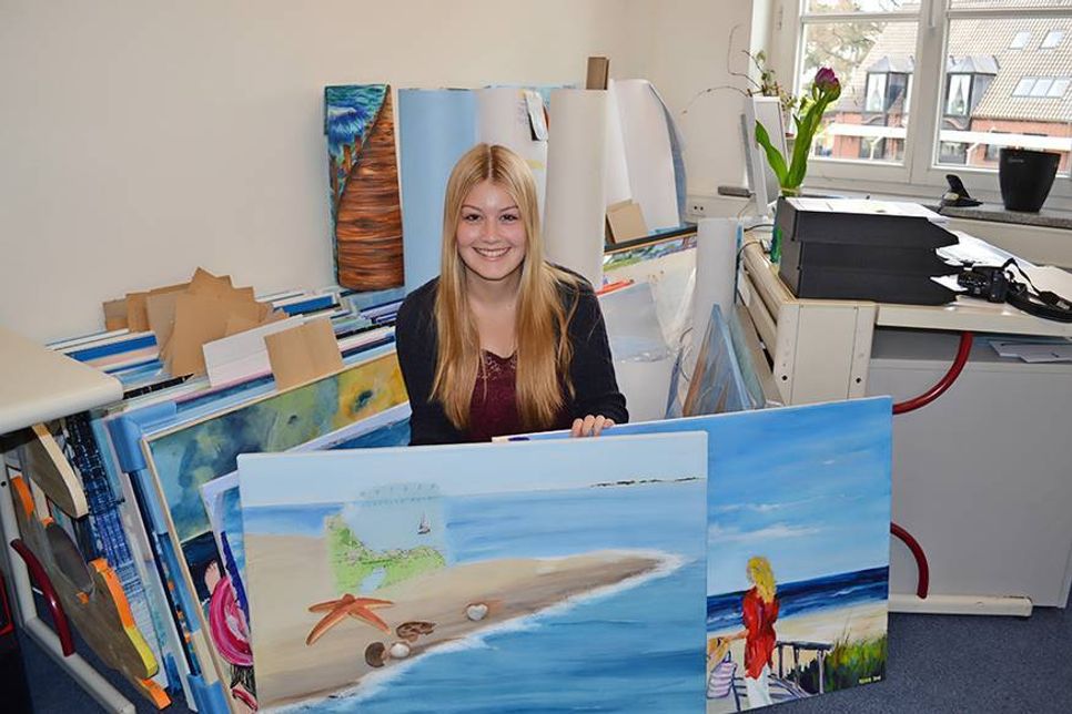 TSNT-Azubi Lena Rath vor einem Teil der bisher eingereichten Kunstwerke. (Foto: René Kleinschmidt)
