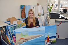 TSNT-Azubi Lena Rath vor einem Teil der bisher eingereichten Kunstwerke. (Foto: René Kleinschmidt)