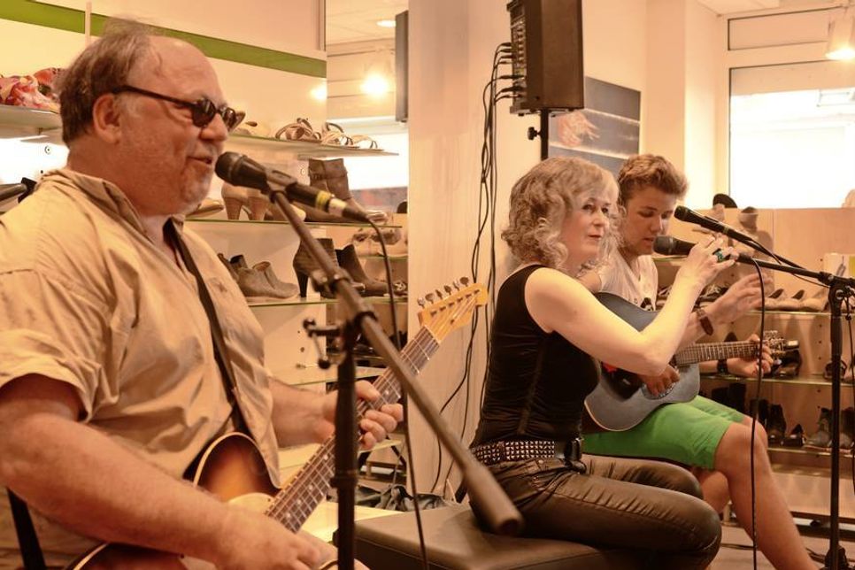 Mal etwas anderes: Konzert im Schuhgeschäft.