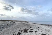 Die naturbelassenen Strände sind teilweise sehr steinig und sollten mit festem Schuhwerk bewandert werden.