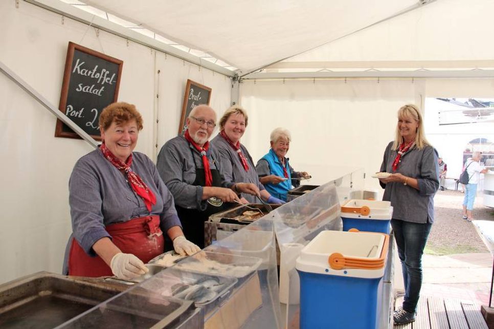 Gut gelaunt und fit im Braten knuspriger, goldbrauner Heringe: die Neustädter Fischer.