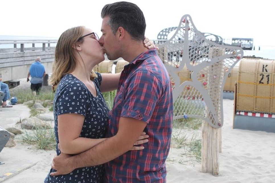 Alexander und Yvonne Sauermann aus Duisburg nutzten die Kusshaltestelle, um ihrer Liebe einen besonderen Ausdruck zu verleihen.