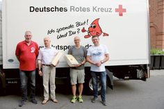 Norbert Griebel (l) und Till Quint (r) mit den geehrten Blutspendern Herrn Hartje und Herrn Hahn.