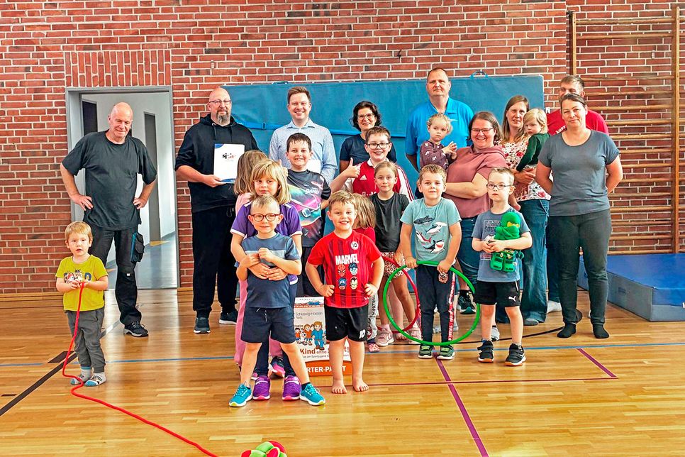 Der TSV Stocksee freut sich über das Starter-Paket ‚Kein Kind ohne Sport‘.