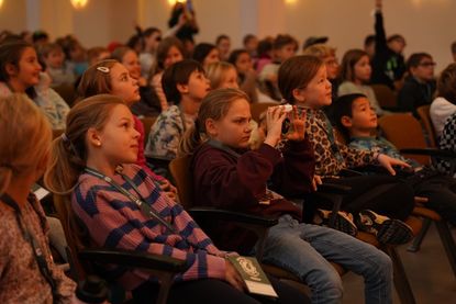 Gläser mit echten Spinnen und sogar ein Skorpion gingen durch die Reihen und wurden von den Anwesenden intensiv beäugt.