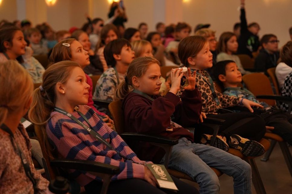 Gläser mit echten Spinnen und sogar ein Skorpion gingen durch die Reihen und wurden von den Anwesenden intensiv beäugt.