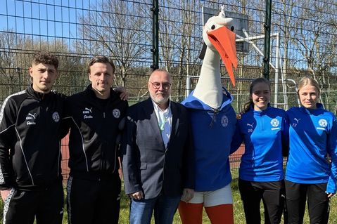 Hamza Muqaj, Carl Johansson, Heico Engehardt, „Stolle“, Stine Merschmann und Luisa Erbar (v. l.) waren im SOS-Kinderdorf SH in Lütjenburg zu Gast.