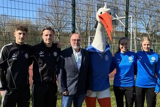 Hamza Muqaj, Carl Johansson, Heico Engehardt, „Stolle“, Stine Merschmann und Luisa Erbar (v. l.) waren im SOS-Kinderdorf SH in Lütjenburg zu Gast.