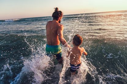 Ob Groß oder Klein: Im Sommer lädt die Ostseeküste zum Baden, Spielen und Genießen ein.