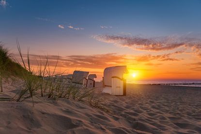 Entspannen mit Blick aufs Wasser: Strandkörbe gehören zum Sommerurlaub an der Ostsee einfach dazu.