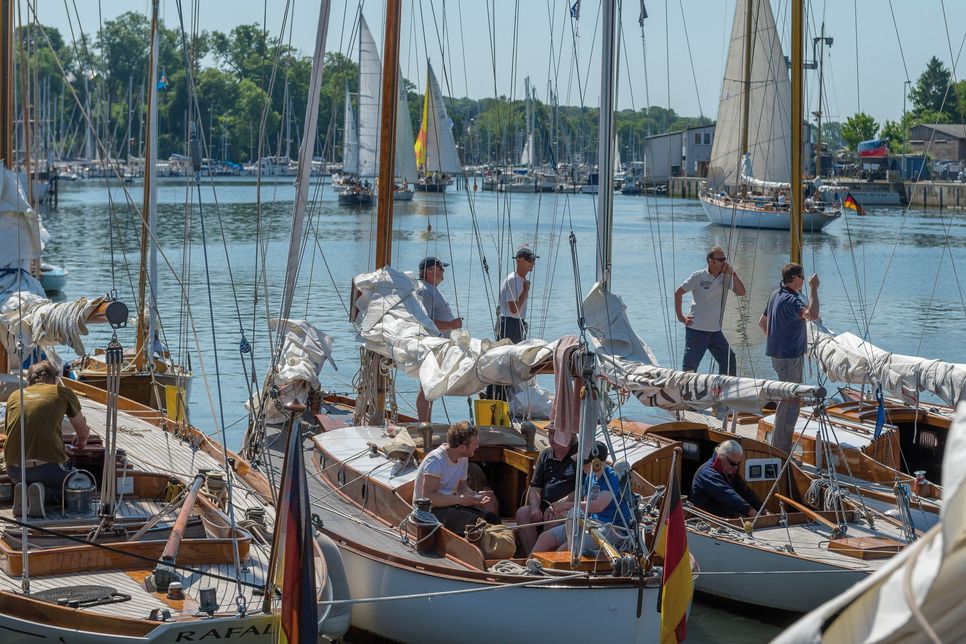 Landseitig kann beim Einlaufen der klassischen Yachten zugeschaut werden.