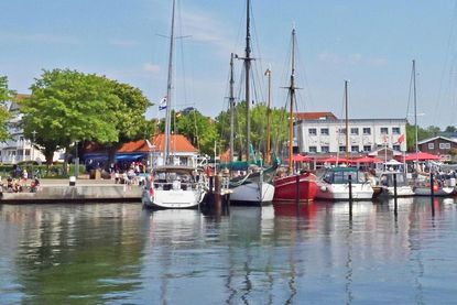 Die Fischküche Laboe lädt für Sonnabend, 18. April, zum Jubiläumsfest mit zahlreichen Aktionen am Hafen ein.