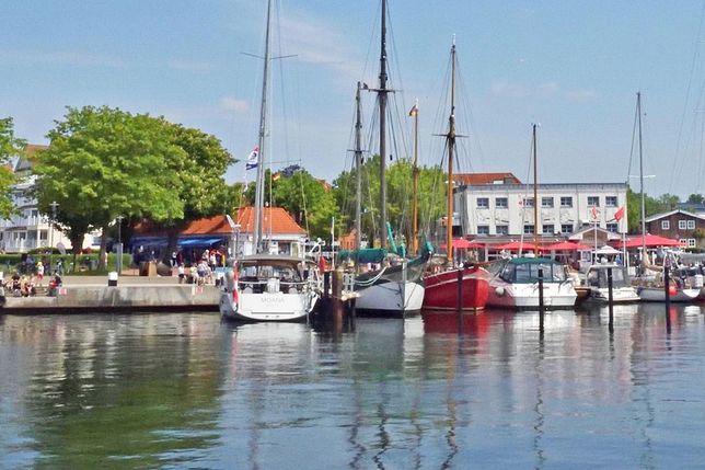 Die Fischküche Laboe lädt für Sonnabend, 18. April, zum Jubiläumsfest mit zahlreichen Aktionen am Hafen ein.
