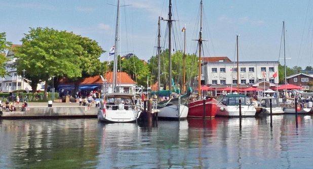 Die Fischküche Laboe lädt für Sonnabend, 18. April, zum Jubiläumsfest mit zahlreichen Aktionen am Hafen ein.