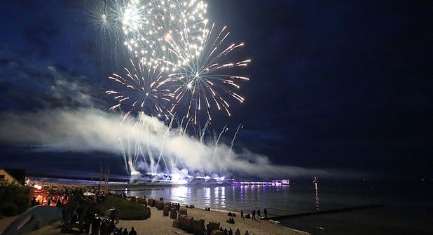 Den krönenden Abschluss bildete das spektakuläre Feuerwerk mit Lichtshow, das die Kellenhusener Seebrücke für rund 20 Minuten in ein unvergessliches Lichtermeer tauchte.