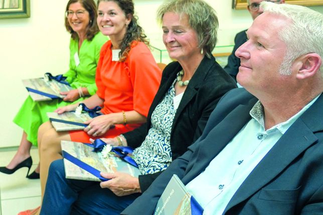 Alle Redner freuten sich über den Katalog zur Künstlerkolonie Heikendorf, v.l.: Nicola Specker (Bürgervorsteherin Heikendorf), Juliane Bohrer (Amtsdirektorin), Hilla Mersmann (Kreispräsidentin), Tade Peetz (Bürgermeister Heikendorf).