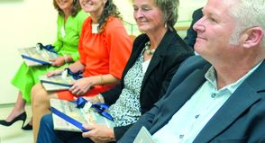 Alle Redner freuten sich über den Katalog zur Künstlerkolonie Heikendorf, v.l.: Nicola Specker (Bürgervorsteherin Heikendorf), Juliane Bohrer (Amtsdirektorin), Hilla Mersmann (Kreispräsidentin), Tade Peetz (Bürgermeister Heikendorf).