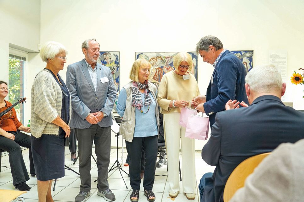 Ulrich Steffen (r.) ehr die Ehrenamtlichen der ersten Stunde (v.l.).: Hannelore Löwe, Horst Löwe, Anke Wegener und Ulrike Abels.
