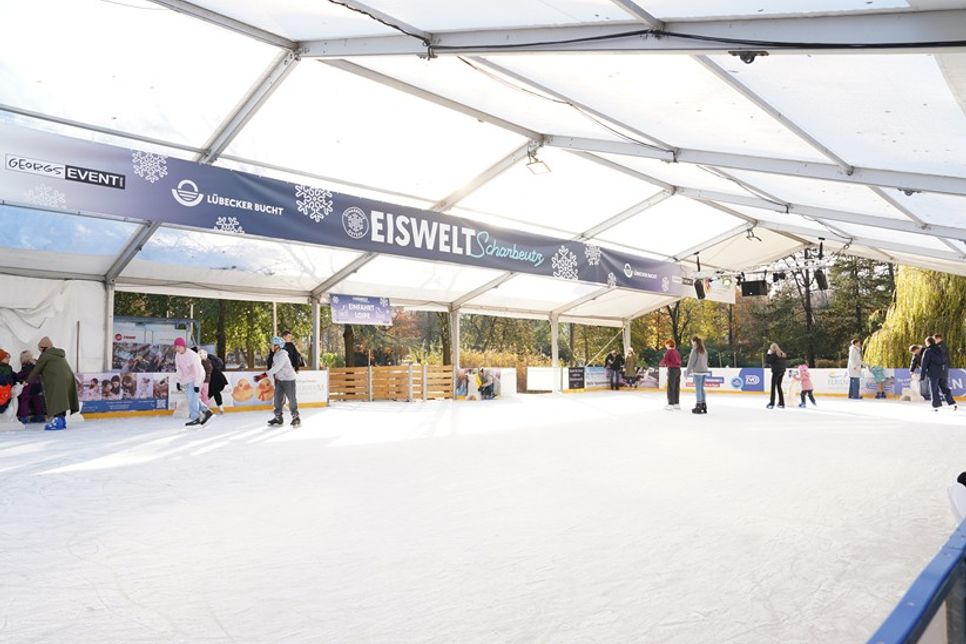 Am Sonntag testeten viele die Eisfläche und genossen bei bestem Wetter den Auftakt der Eiswelt.