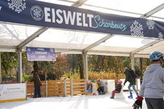 Mit 3.100 Quadratmetern ist die Eiswelt in Scharbeutz die größte mobile Eisbahn Deutschlands.