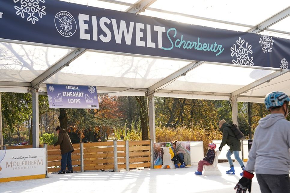 Mit 3.100 Quadratmetern ist die Eiswelt in Scharbeutz die größte mobile Eisbahn Deutschlands.