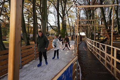 Die Eisbahn führt in einer Runde durch den Kurpark.