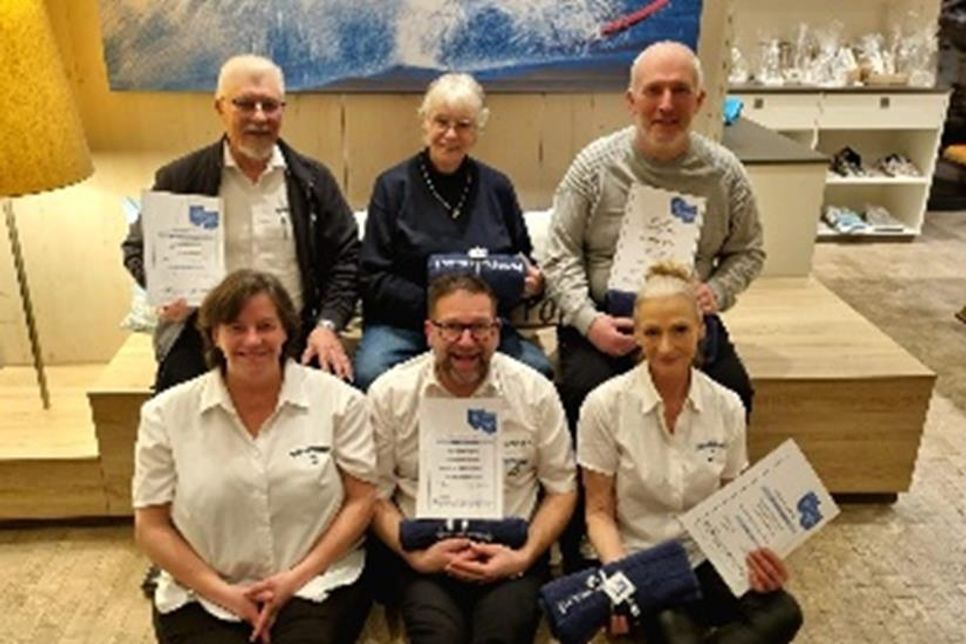 Die anwesenden Geehrten Dieter Skopyrla, Marita Frick, Thorsten Kahlert (hinten v. lks.), 1. Vorsitzenden Tanja Bednarzik, Andreas Wendlandt, Caroline Siegmund (vorne v. lks.).