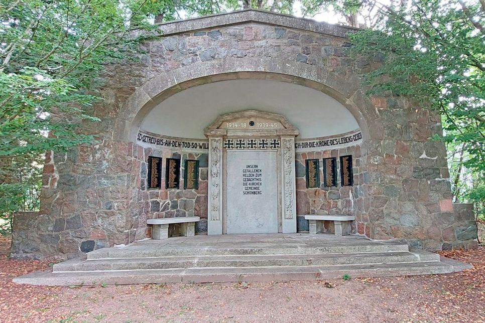 Nach Abschluss der Renovierungsarbeiten an der Vorderseite präsentiert sich das Ehrenmal in neuem Glanz.