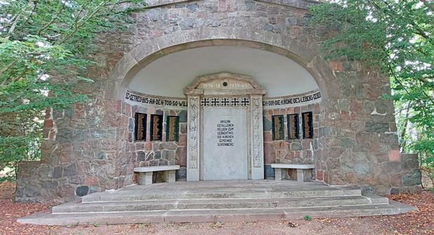 Nach Abschluss der Renovierungsarbeiten an der Vorderseite präsentiert sich das Ehrenmal in neuem Glanz.