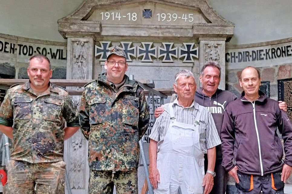 Eine kurze Verschnaufpause fürs Foto gönnen sich bei ihrem sechsten Arbeitseinsatz (v.l.) Rune Stehning, Marko Bratumil, Dietrich Depping, Wolfgang Galewski und Fred Löhndorf.