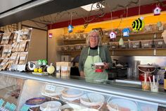 Sabine Schmidt an ihrem Wochenmarktstand „Gurken und Tüdelkram“.