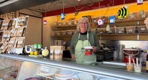 Sabine Schmidt an ihrem Wochenmarktstand „Gurken und Tüdelkram“.