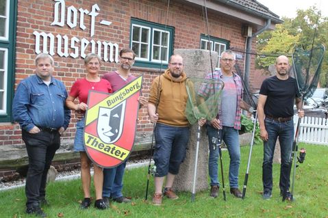 Insgesamt 6.278 Euro Förderung gingen an drei Vereine aus der Gemeinde Schönwalde. Es freuten sich der 1. Vorsitzende des Fördervereins Dorfmuseum Schönwalde, Rene Holz und Stephanie Günther vom Bungsberg-Theater des TSV Schönwalde sowie Lars Teutloff, Raimund Görtz und Guido Hamer vom Mönchneversdorfer Angelverein (v. lks.).