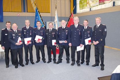 Kreiswehrführer (li.) Michael Hasselmann und sein Stellvertreter Lars Wellmann (re.) mit den Geehrten (v.li.): Andreas Riemke, Hans-Werner Böttcher, Thorsten Rosplesch, Björn Schlieter, Wolfgang Steen, Klaus Berger und Dirk Burmeister.