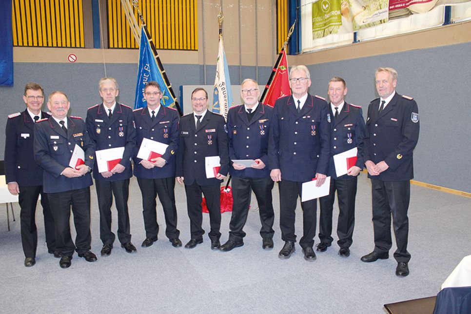 Kreiswehrführer (li.) Michael Hasselmann und sein Stellvertreter Lars Wellmann (re.) mit den Geehrten (v.li.): Andreas Riemke, Hans-Werner Böttcher, Thorsten Rosplesch, Björn Schlieter, Wolfgang Steen, Klaus Berger und Dirk Burmeister.