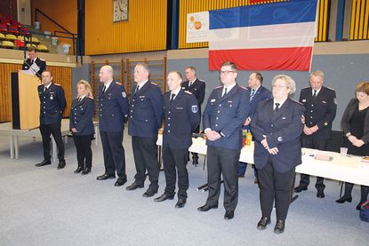 Sieben Beförderungen nahm Kreiswehrführer Michael Hasselmann (v.li.) vor: Marcel Moldenhauer, Andrea Kaacksteen, Christian Exner, Klaus Hinz, Florian Paasch, Jan-Marco Höppner und Melanie Plambeck.