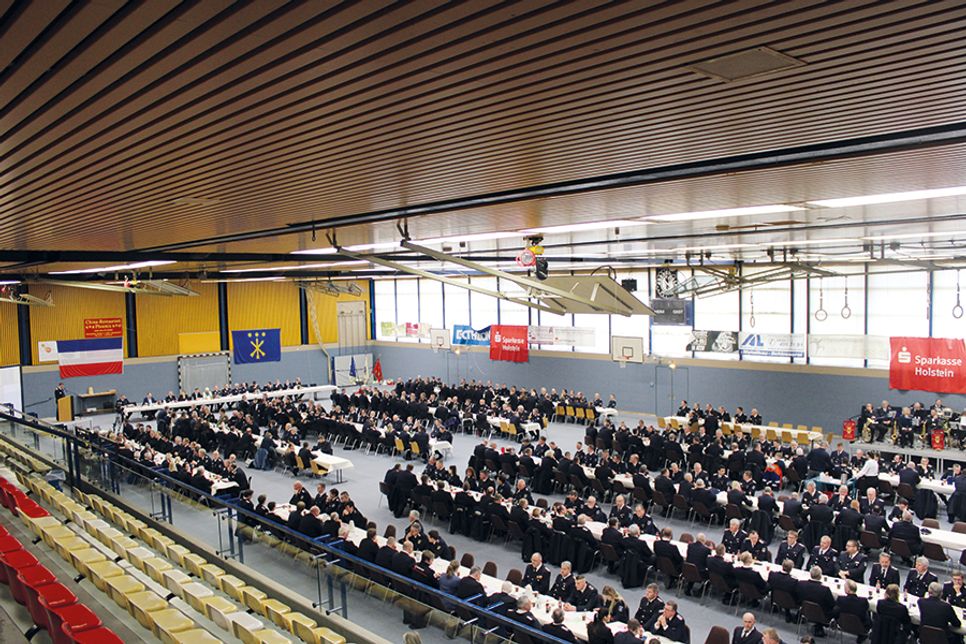 Neben den Gästen hatten sich über 250 Delegierte zur Jahreshauptversammlung des KFV in der Großsporthalle in Stockelsdorf eingefunden.