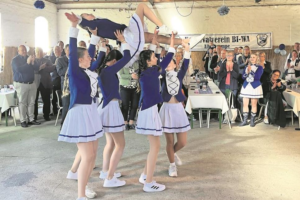Die Garden zeigten beeindruckende und mitreißende Tänze und die geladenen Gäste hielt nichts mehr auf ihren Plätzen.
