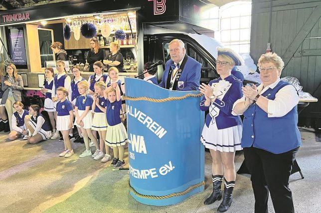 3. Vorsitzende und Tanztrainerin Ilona Makoben (v. re.), Schriftwartin und Tanztrainerin (Minigarde) Yvonne Fröck und 1. Vorsitzender Hartmut Wieske mit einigen Tänzerinnen des Karnevalsverein.