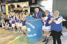 3. Vorsitzende und Tanztrainerin Ilona Makoben (v. re.), Schriftwartin und Tanztrainerin (Minigarde) Yvonne Fröck und 1. Vorsitzender Hartmut Wieske mit einigen Tänzerinnen des Karnevalsverein.