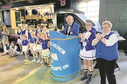 3. Vorsitzende und Tanztrainerin Ilona Makoben (v. re.), Schriftwartin und Tanztrainerin (Minigarde) Yvonne Fröck und 1. Vorsitzender Hartmut Wieske mit einigen Tänzerinnen des Karnevalsverein.