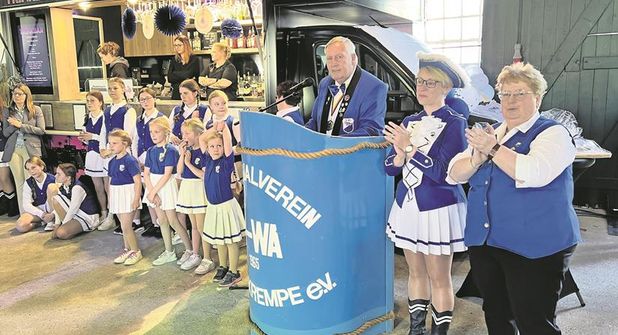 3. Vorsitzende und Tanztrainerin Ilona Makoben (v. re.), Schriftwartin und Tanztrainerin (Minigarde) Yvonne Fröck und 1. Vorsitzender Hartmut Wieske mit einigen Tänzerinnen des Karnevalsverein.